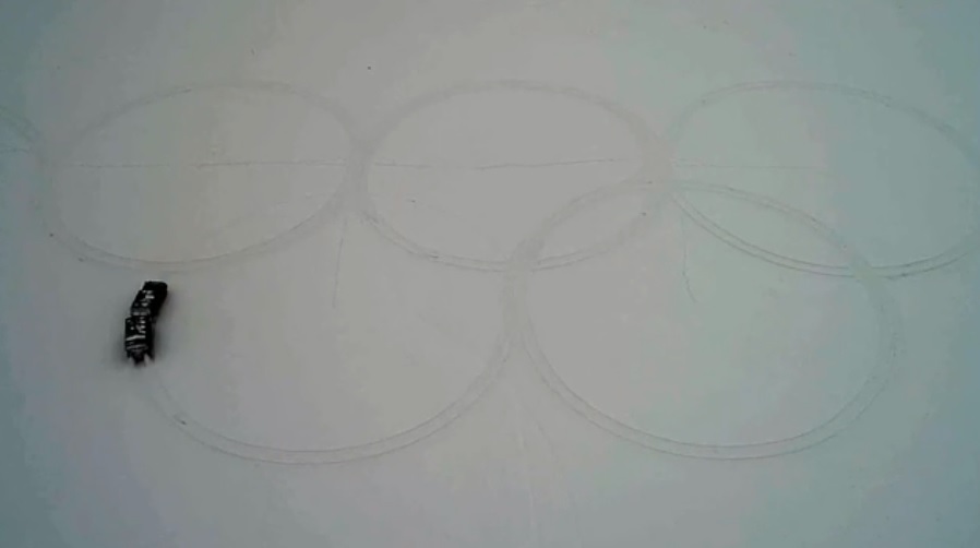 Челябинские военные 30-тонным тягачами нарисовали на снегу олимпийские кольца