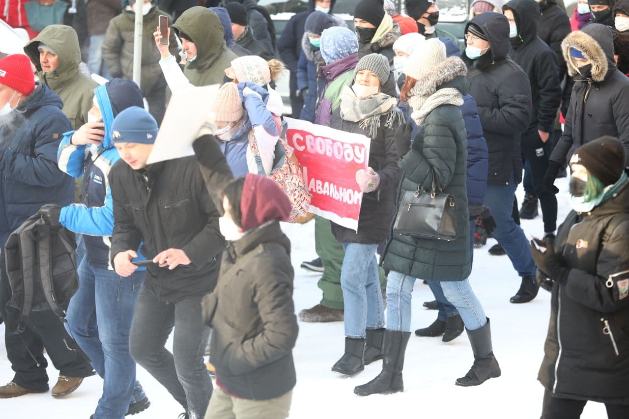 В толпе во время несанкционированных акций оказались маленькие дети
