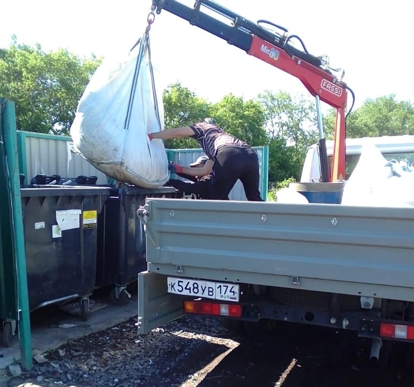 Копейчан возмутила выгрузка мешков с мусором с помощью манипулятора