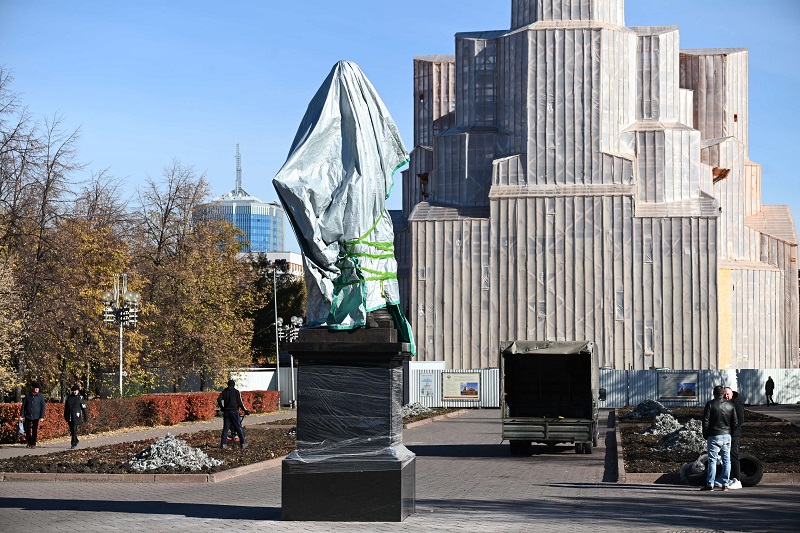 Челябинск установка. Памятник Александру 2 в Челябинске.