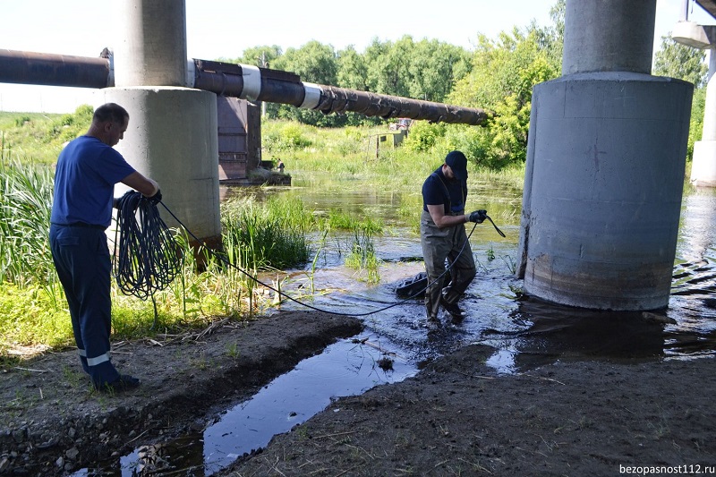 В Челябинске из реки возле плотины вытащили останки неизвестного мужчины