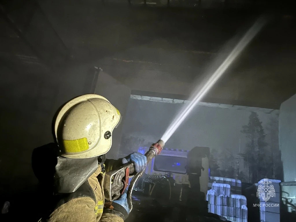 Крупный пожар произошел в производственном ангаре под Челябинском 