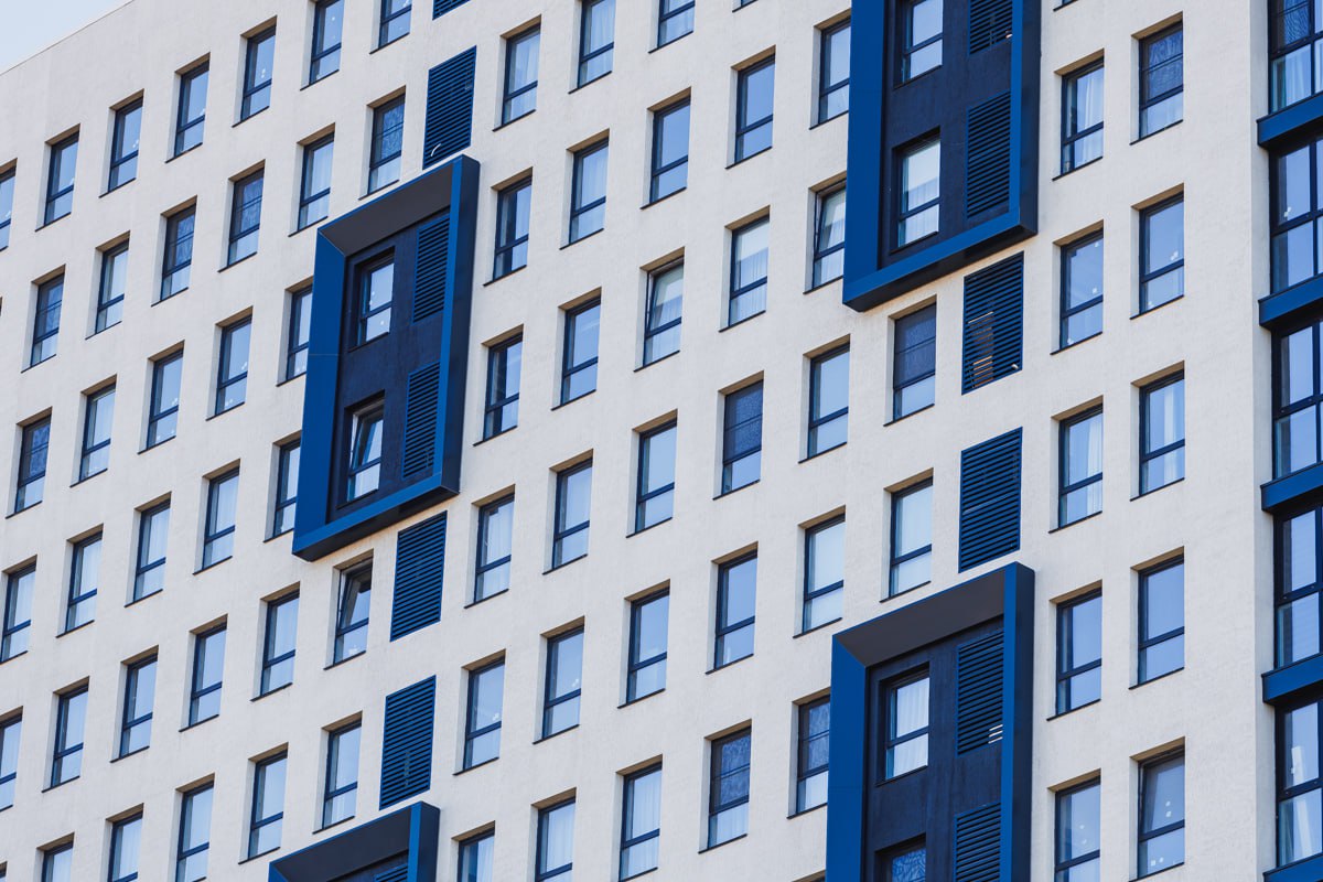 Челябинская школьница попала в реанимацию после падения из окна многоэтажки*