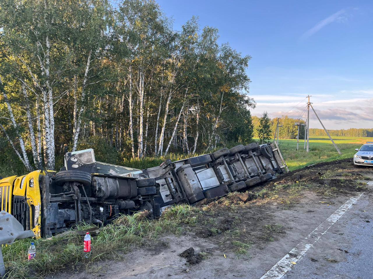 Фура опрокинулась в кювете на трассе М5 в Челябинской области*