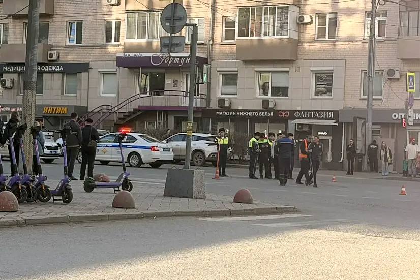 Место провала асфальта в центре Челябинска огородили*