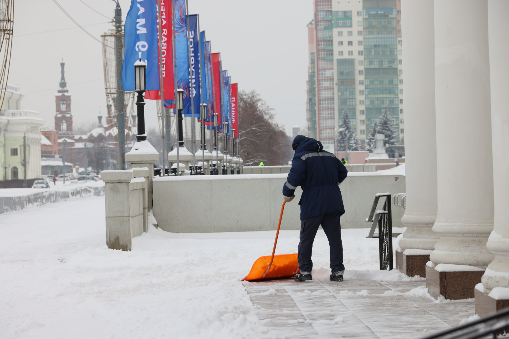 Челябинск очищают от снега: за сутки выпала почти месячная норма осадков