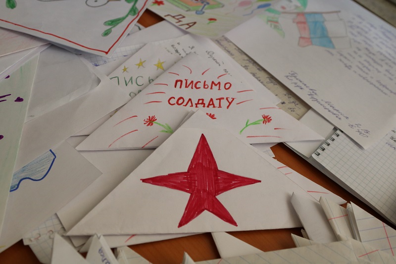 Участники СВО получат детские новогодние открытки к главному зимнему празднику