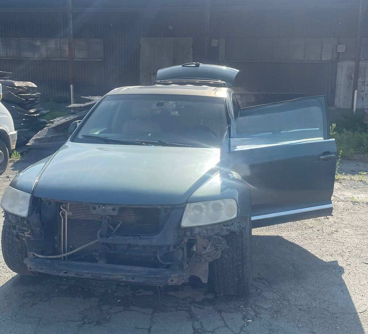Челябинец на эвакуаторе украл припаркованный Volkswagen Touareg*
