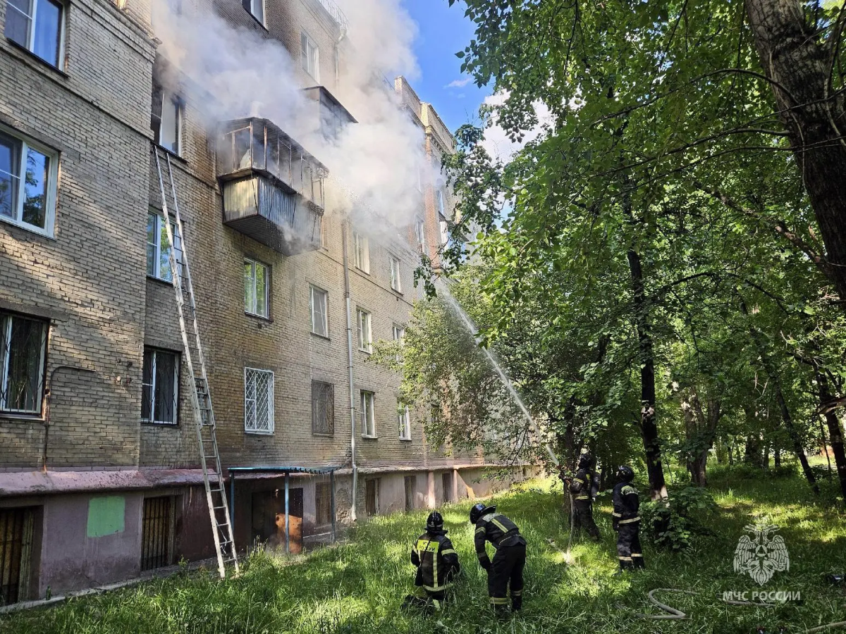 Мужчину без сознания спасли из горящей квартиры в Челябинске*