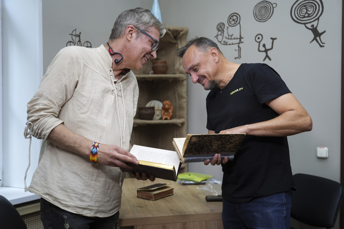 Челябинскому коллекционеру попалось сокровище в обложке старой книги*1