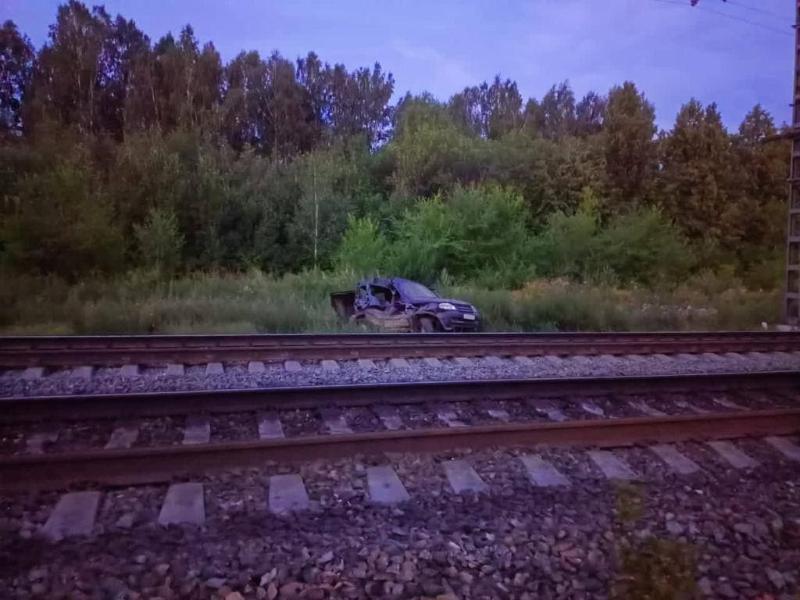Водитель, бросивший внедорожник на путях перед поездом, был пьян