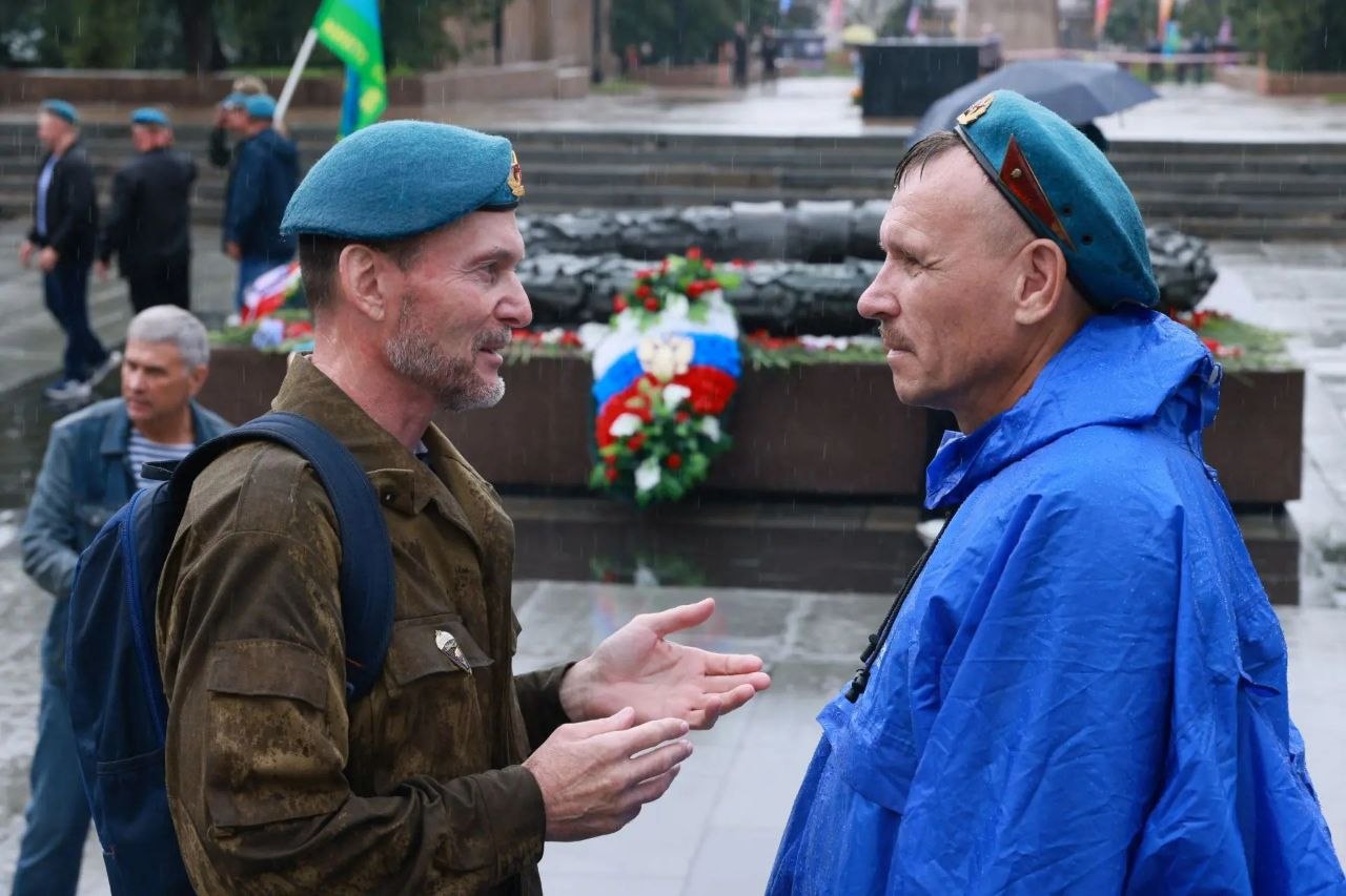 Подумаешь, дождь: погода не помешала отметить День ВДВ в Челябинске