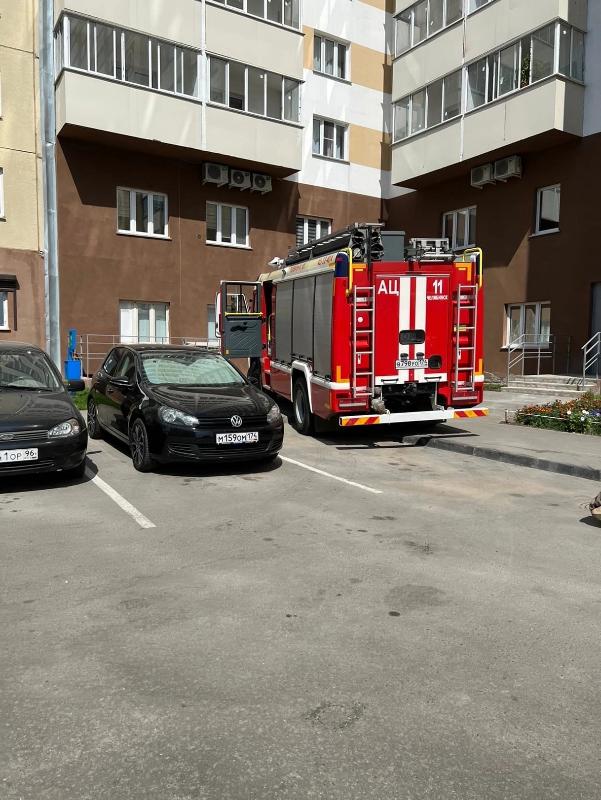 В Челябинске спасли мужчину, сидящего на крае балкона шестого этажа