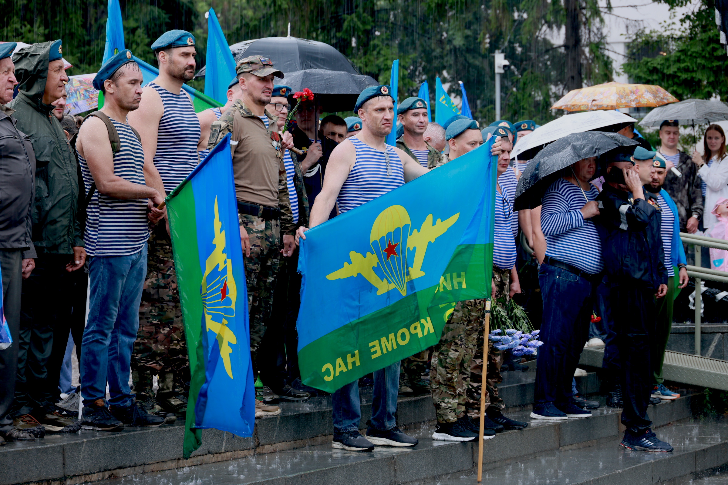 Подумаешь, дождь: погода не помешала отметить День ВДВ в Челябинске