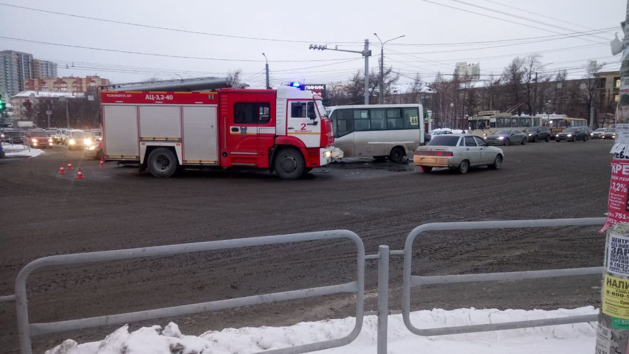 На перекрестке в Челябинске маршрутка врезалась в автомобиль