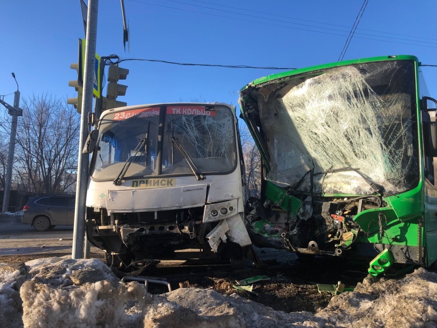 Два автобуса и грузовик столкнулись на перекрестке в Челябинске*
