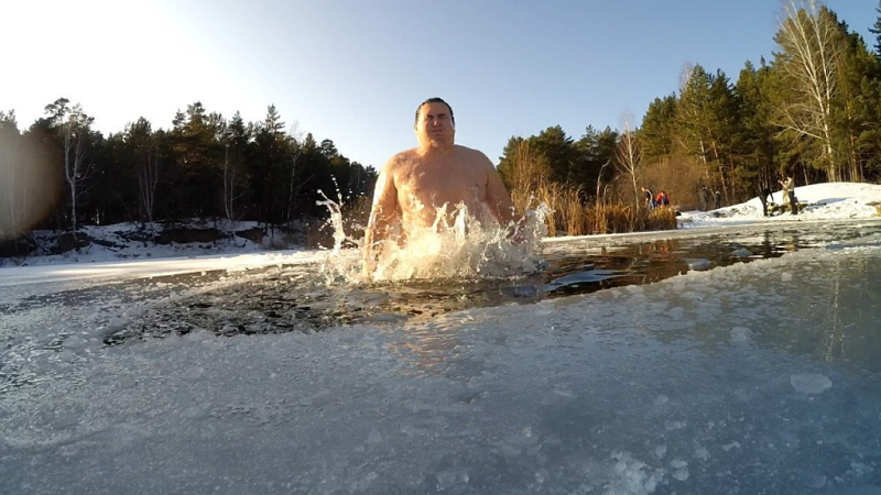 Челябинский «морж» поднимает штангу в ледяной воде