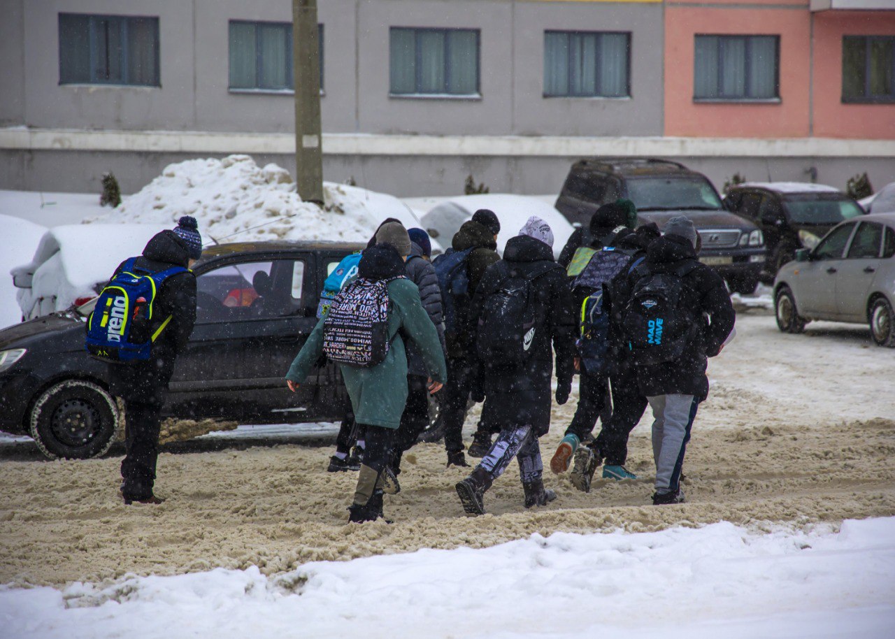 Власти Челябинска из-за морозов отменили занятия в младших классах первой смены*