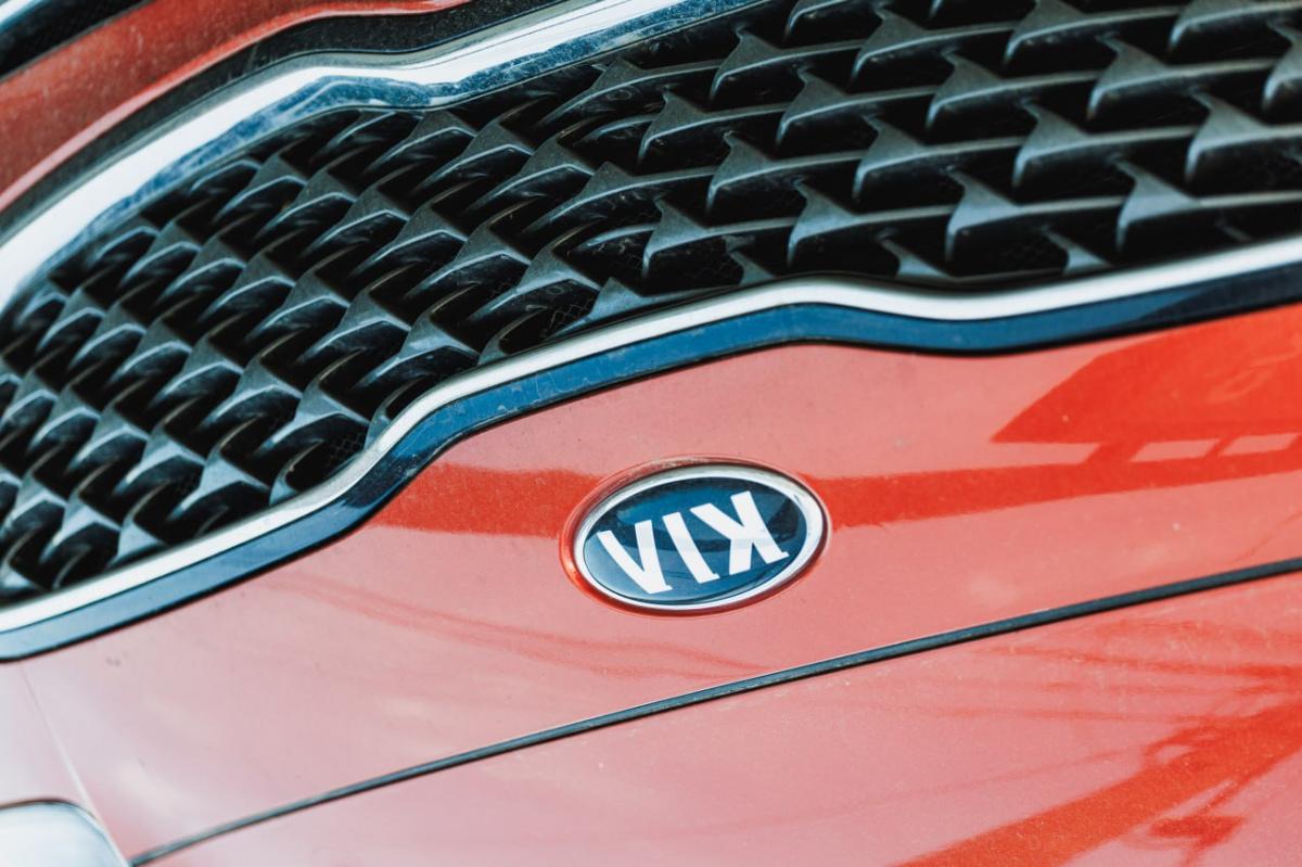 Автомобиль Kia опрокинулся на дороге Челябинска в утренний час пик*1