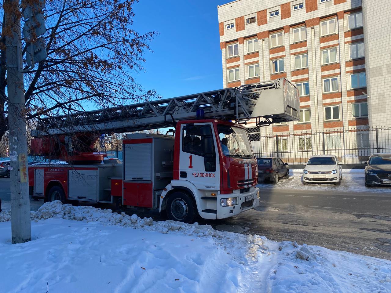 Челябинские пожарные сняли с балкона высотки плачущую девочку*1