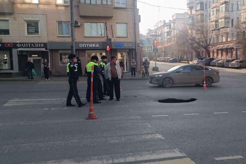  В Челябинске перекрыли движение в районе ТРК «Урал» из-за провала асфальта*