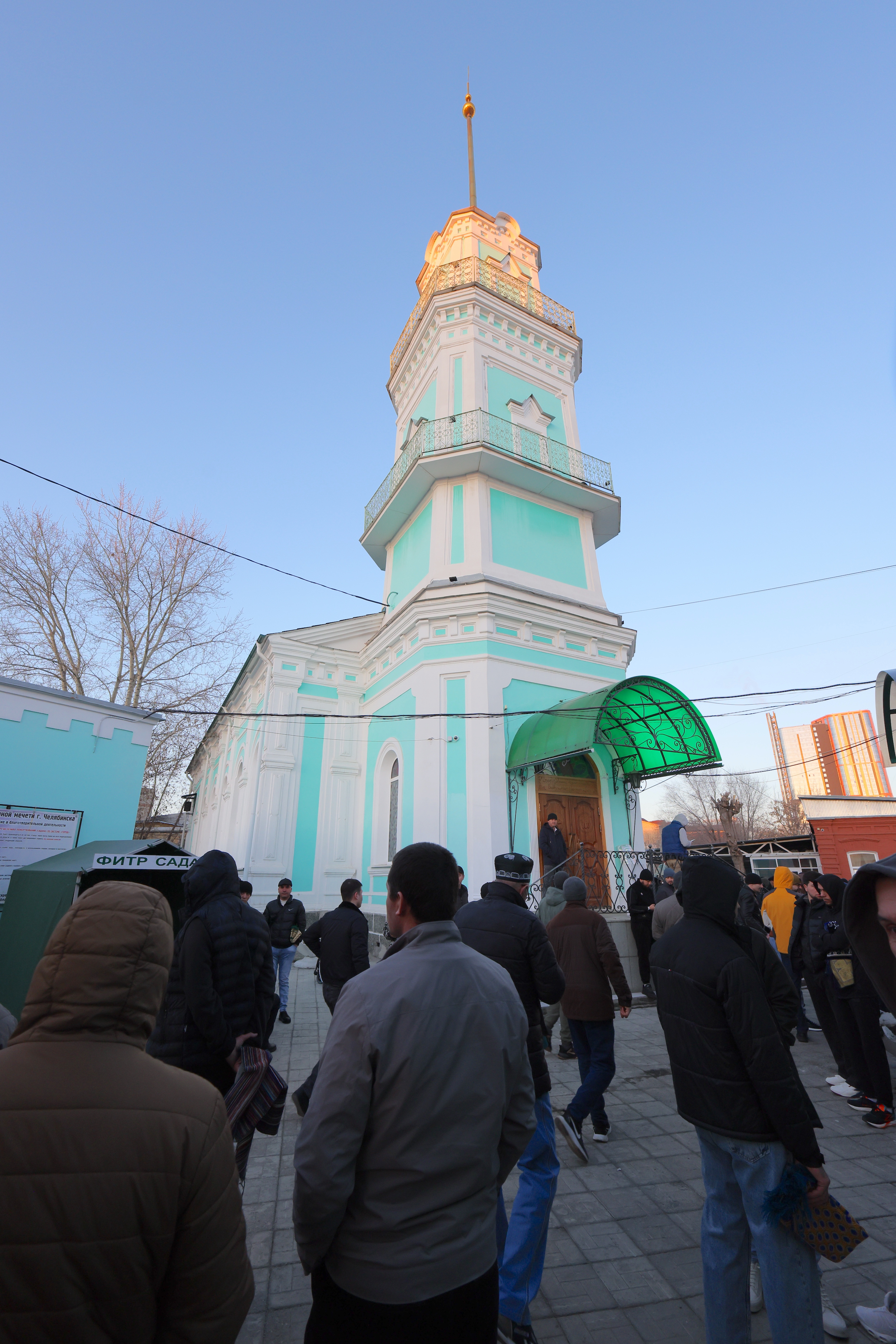 Появились фото сотни мусульман, совершивших намаз на улице Елькина в Челябинске