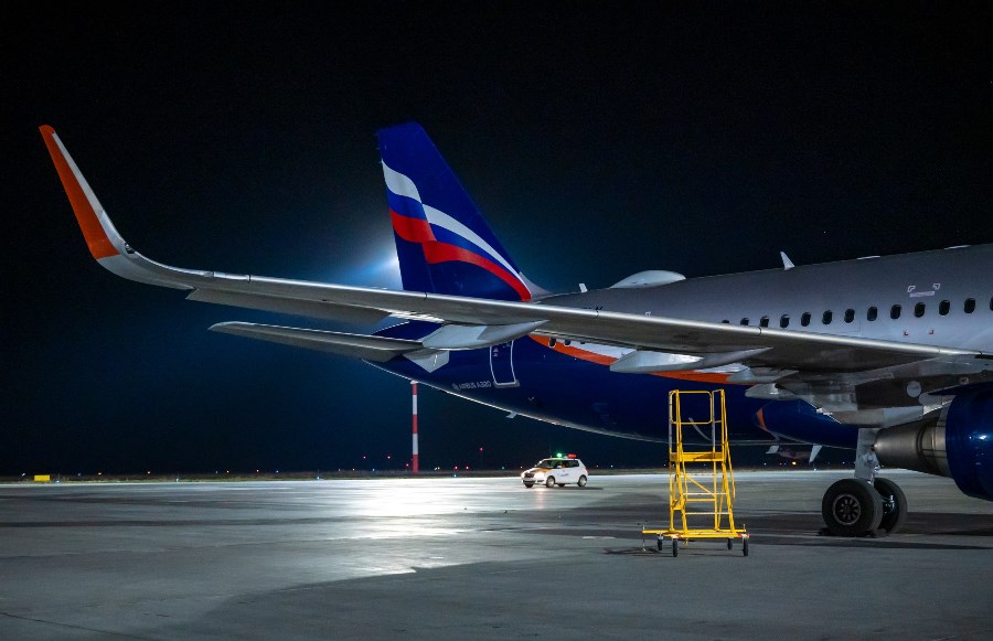 Два самолета до Челябинска вынужденно посадили в Кольцово*1