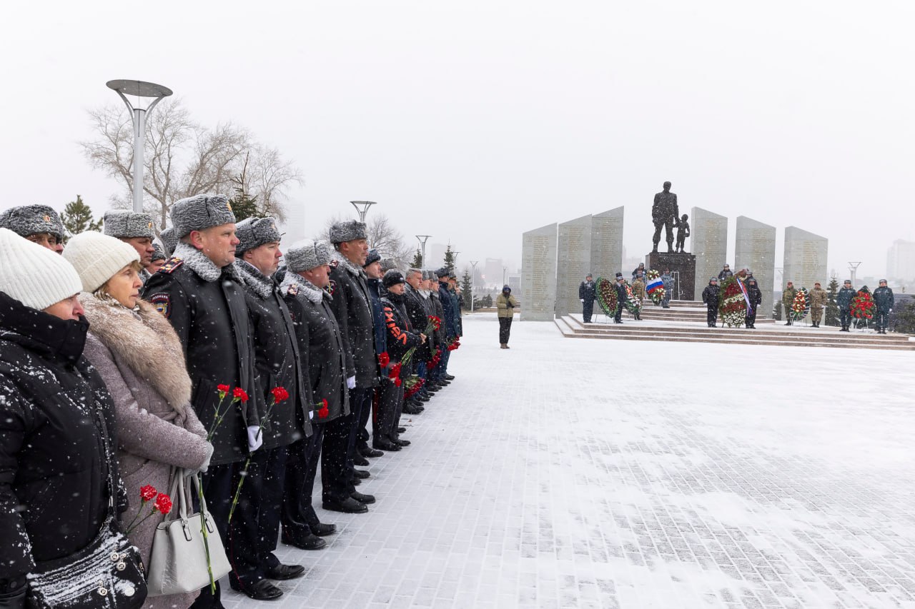 В Челябинске почтили память погибших солдат правопорядка
