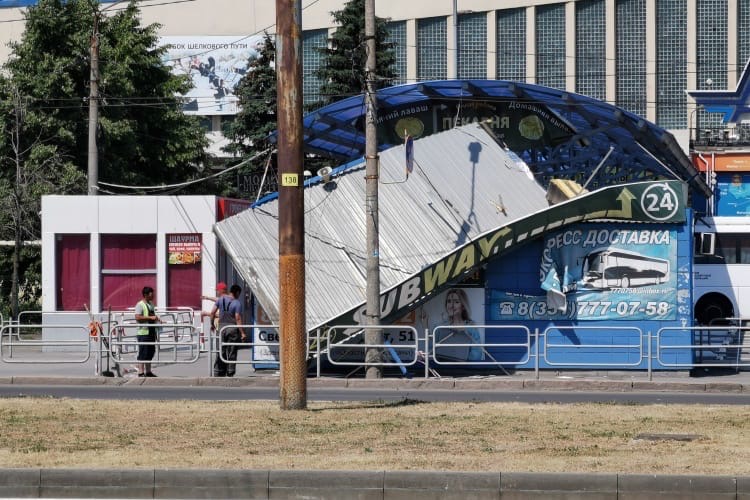 На автовокзале в Челябинске вихрем снесло крышу павильона