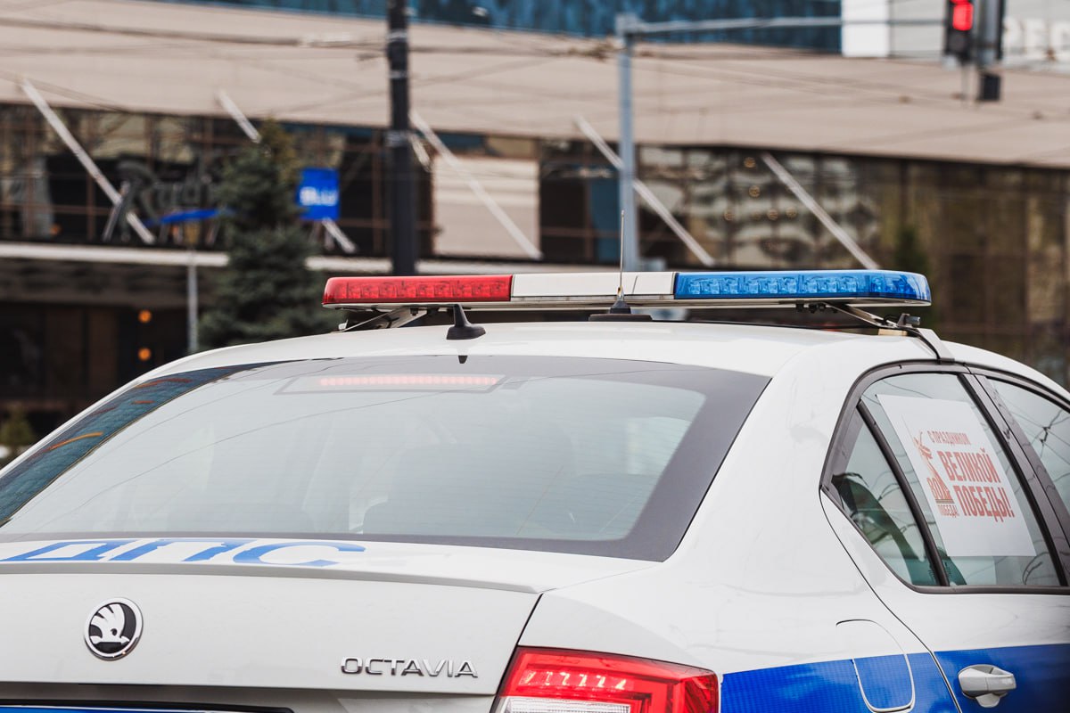 Bentley снес дорожный знак после ДТП с пострадавшими в Челябинске*1