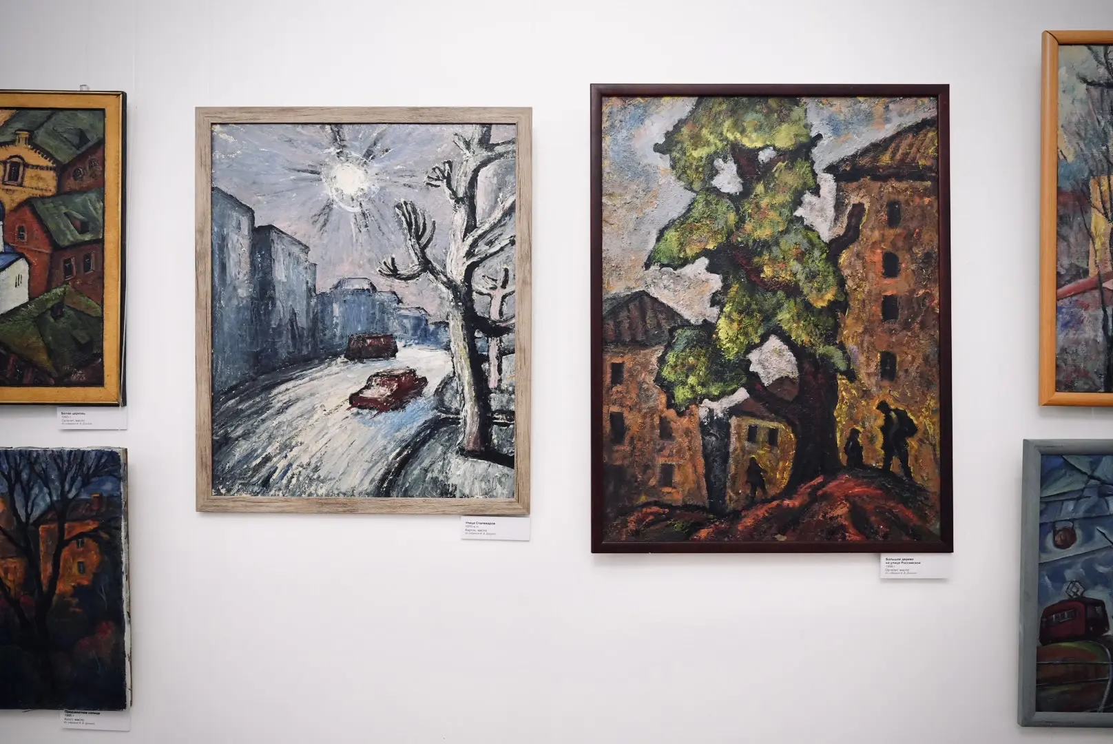 Город глазами влюбленного художника: в Челябинске открылась новая выставка