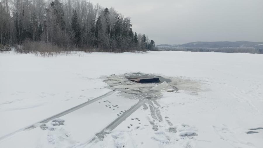 «Нива» провалилась под лед на водохранилище в Челябинской области*