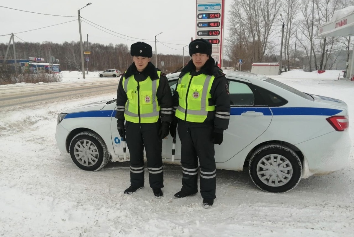 В Аргаяше сотрудники ДПС вызволили из снежного плена водителя