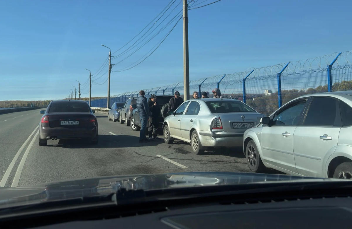 Машины после массовой аварии встали паровозиком на плотине в Челябинске*