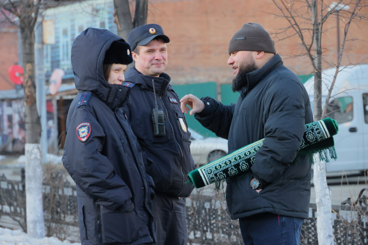 Молитва сотен мусульман в Челябинске прошла под контролем полиции*