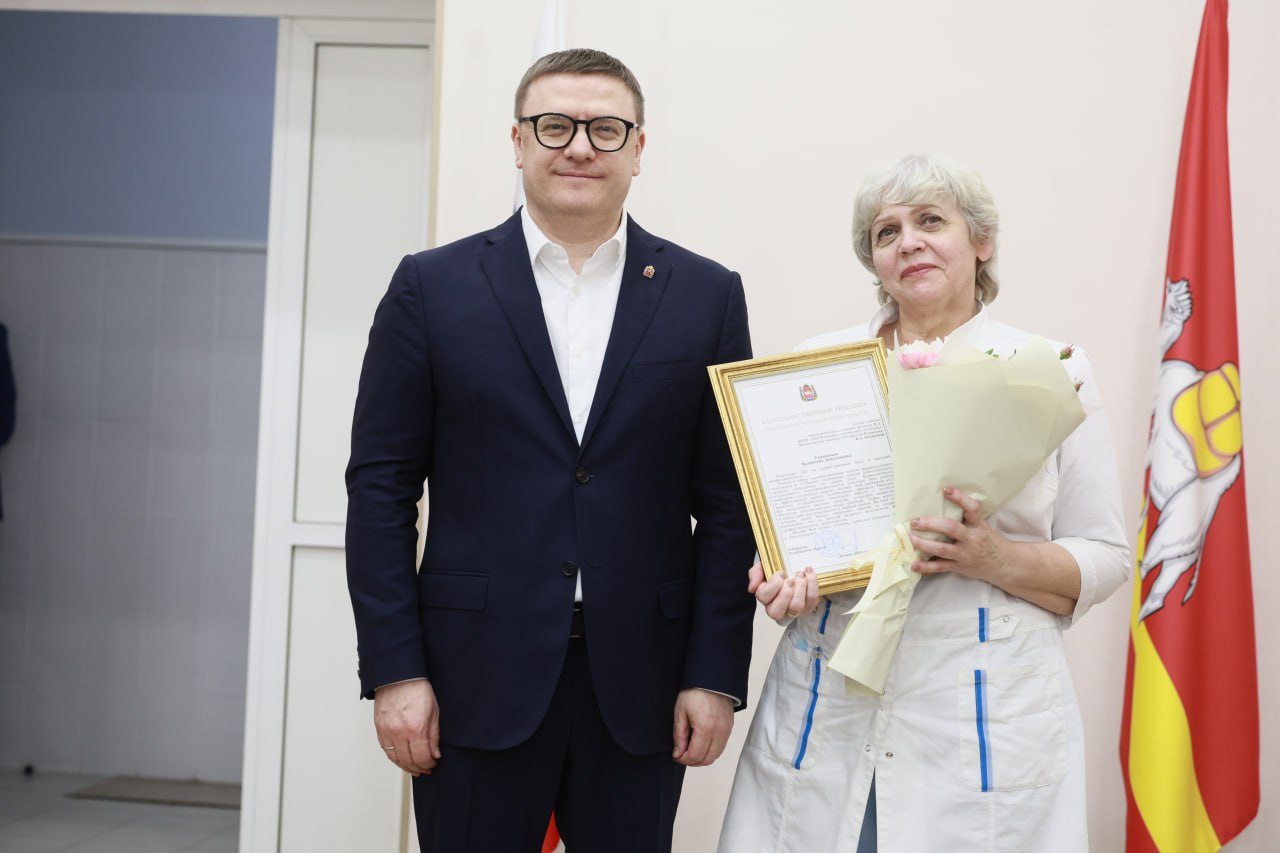 Алексей Текслер посетил военный госпиталь и поздравил бойцов с Новым годом