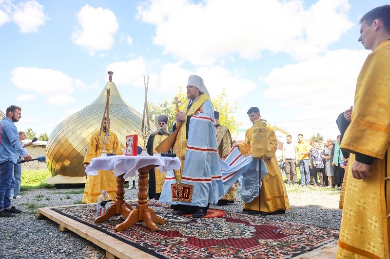 В челябинском поселке освятили купола и кресты для нового храма