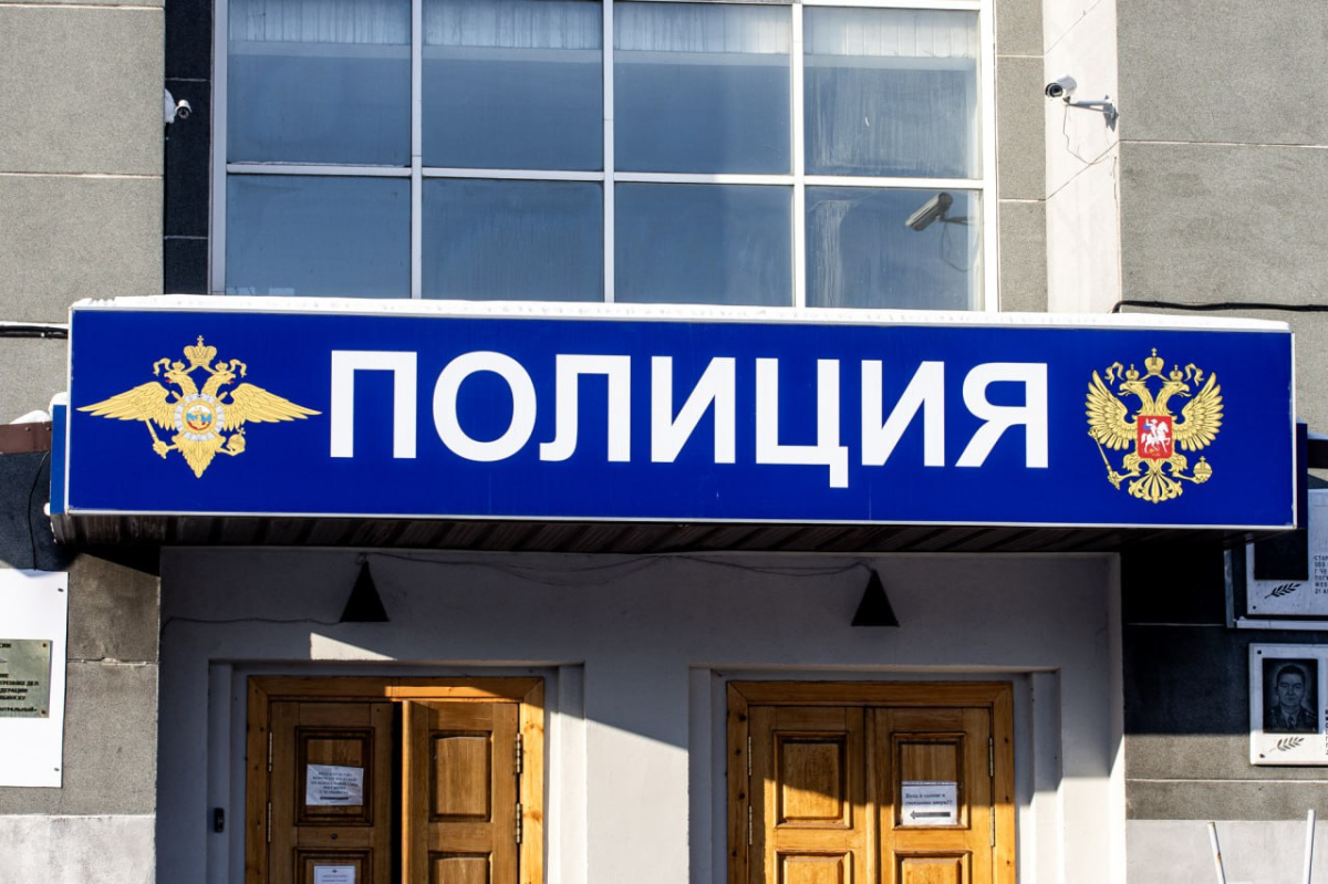 Участковый в Челябинской области вступил в бой с пожаром в доме своих подопечных*