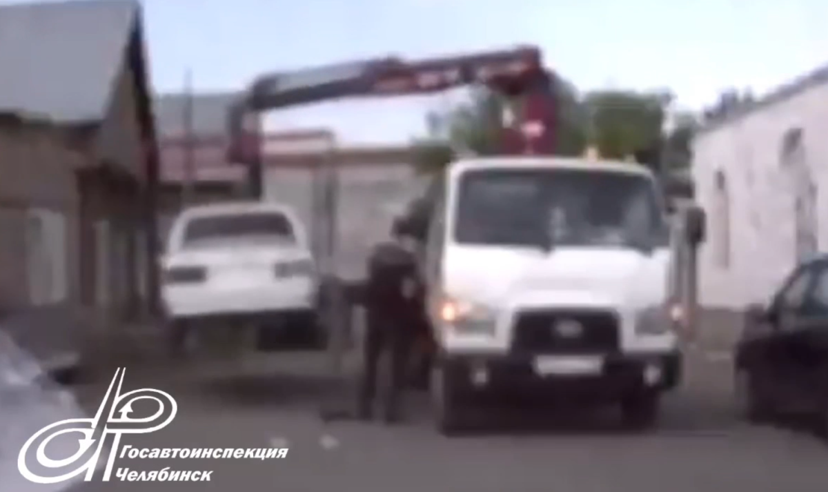 «Четырка» проиграла полицейским в гонке по Челябинску и уехала на эвакуаторе*