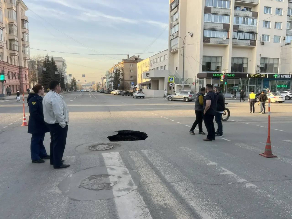 В администрации Челябинска назвали причину обрушения асфальта у ТРК «Урал»*1