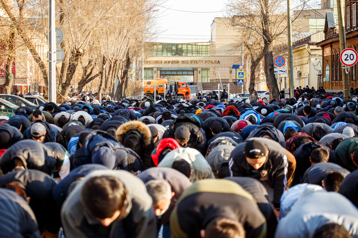 Намаз на тротуаре: челябинские мусульмане встретили Ураза-байрам