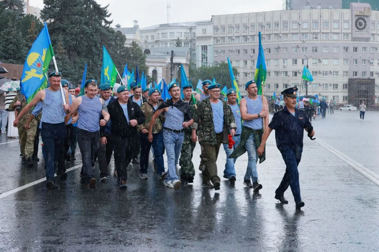 Подумаешь, дождь: погода не помешала отметить День ВДВ в Челябинске