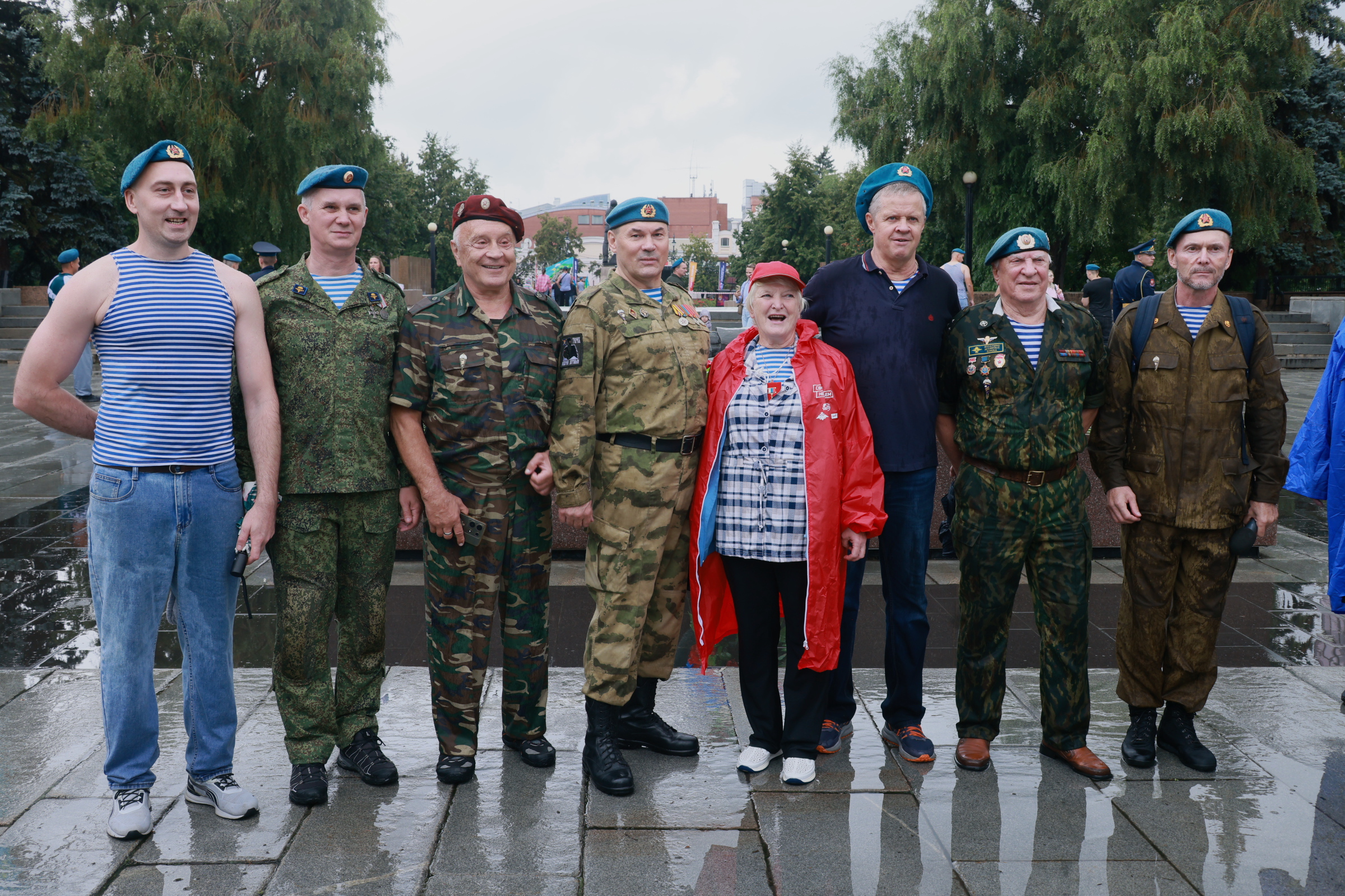 Подумаешь, дождь: погода не помешала отметить День ВДВ в Челябинске