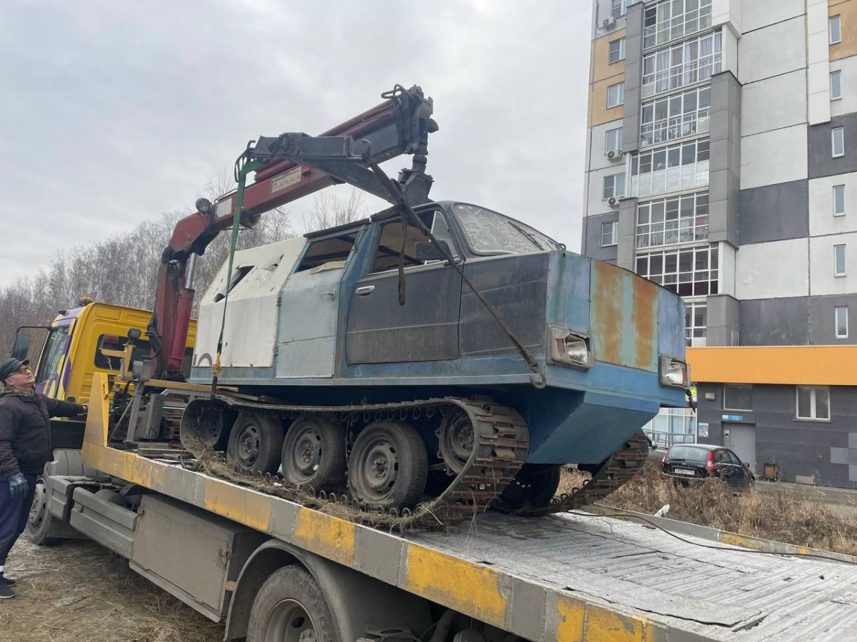 Удивительную мини-экспозицию автохлама вывезли с газона в Челябинске*