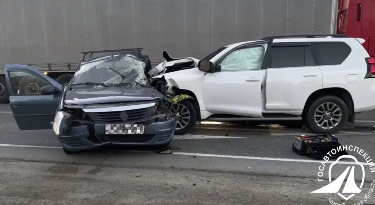Toyota Land Cruiser разнес легковушку под Челябинском: удар попал на видео*