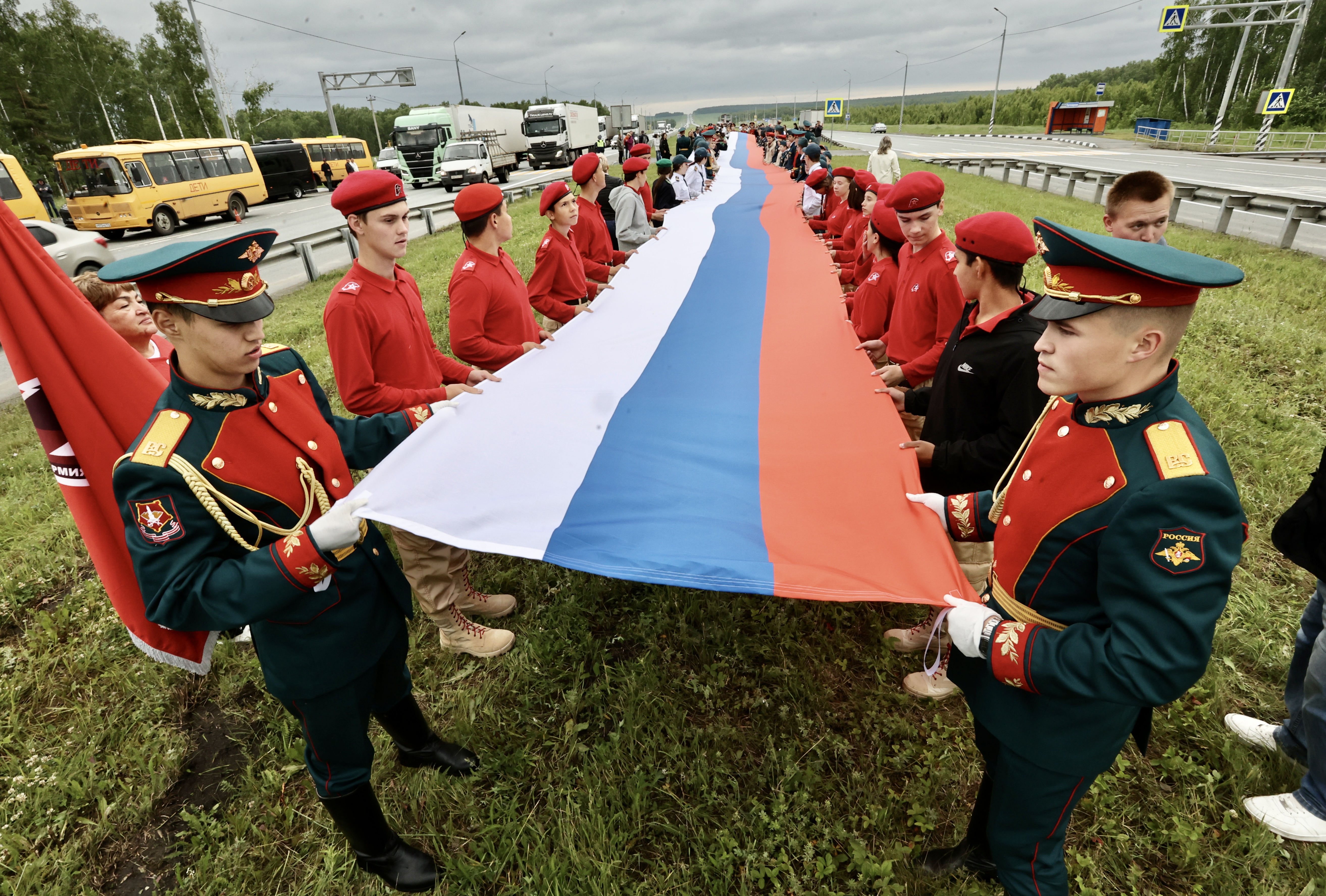 Гигантский флаг России развернули на трассе М5 в Челябинской области