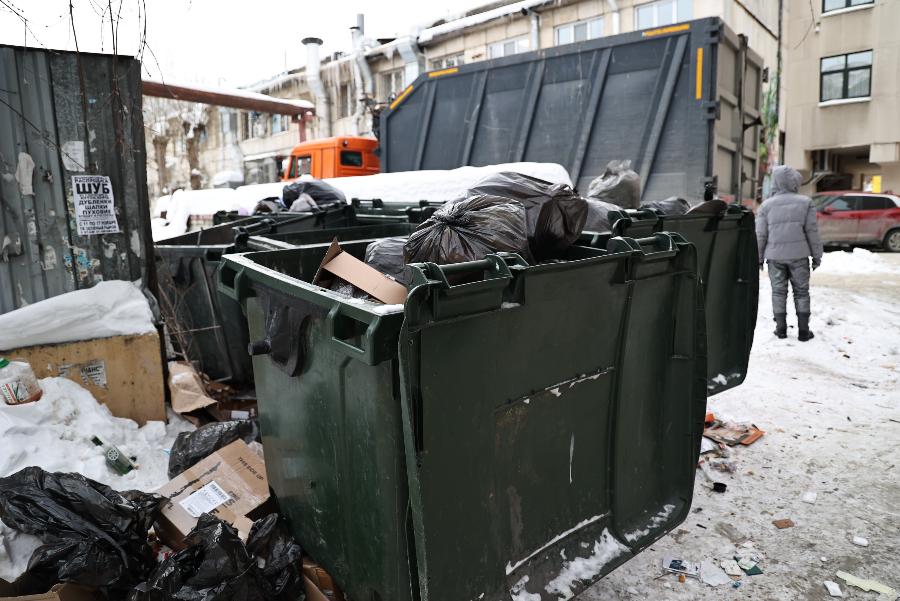 В Челябинске полиция проверила семью девочек, искавших еду в мусорных баках*1