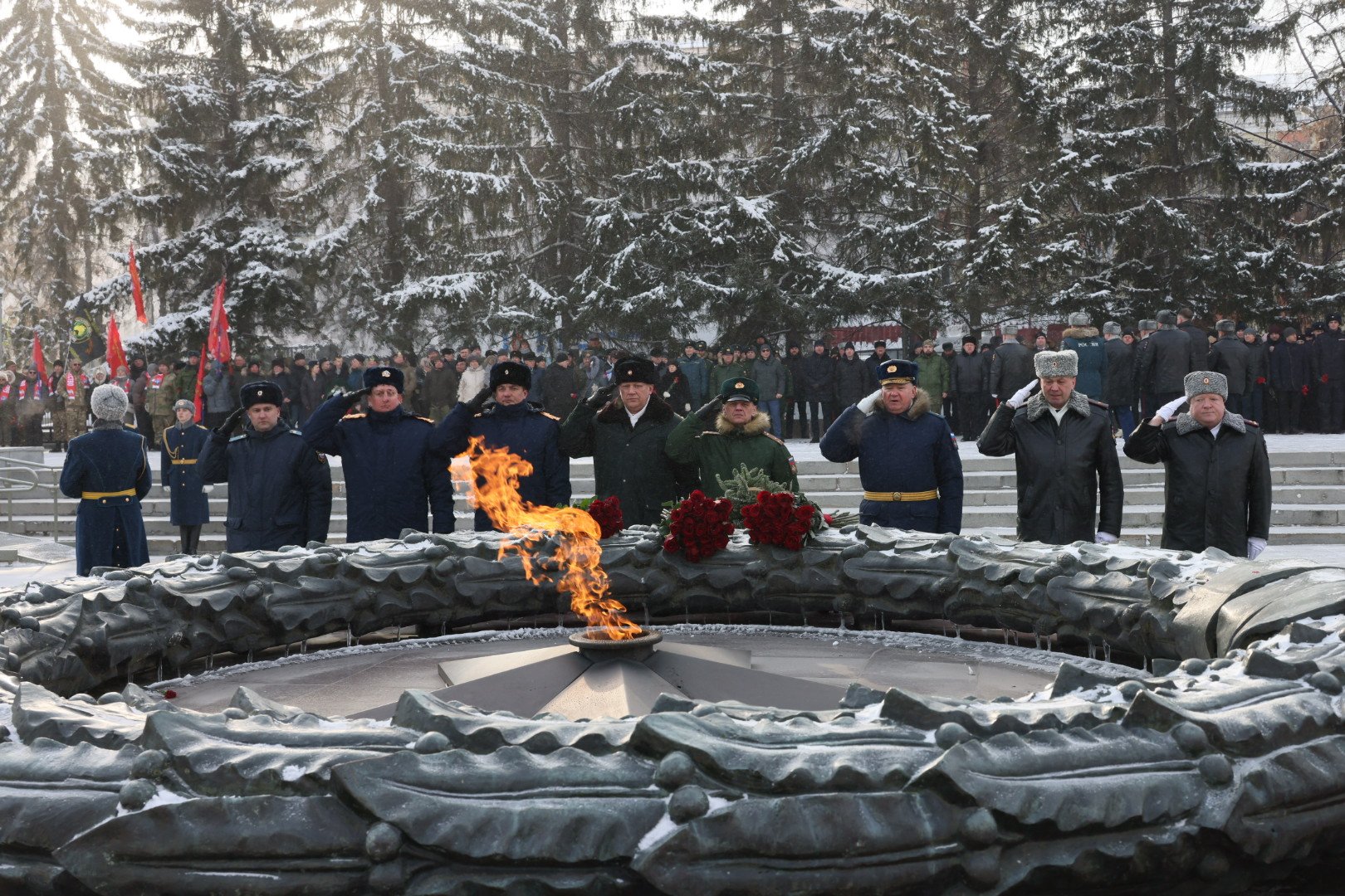 Губернатор Алексей Текслер возложил цветы к Вечному огню в Челябинске