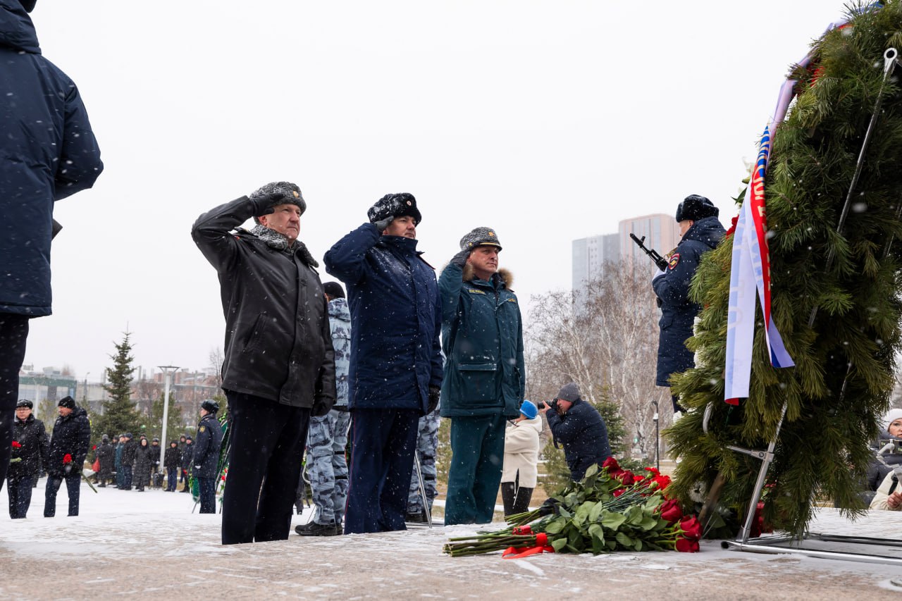 В Челябинске почтили память погибших солдат правопорядка