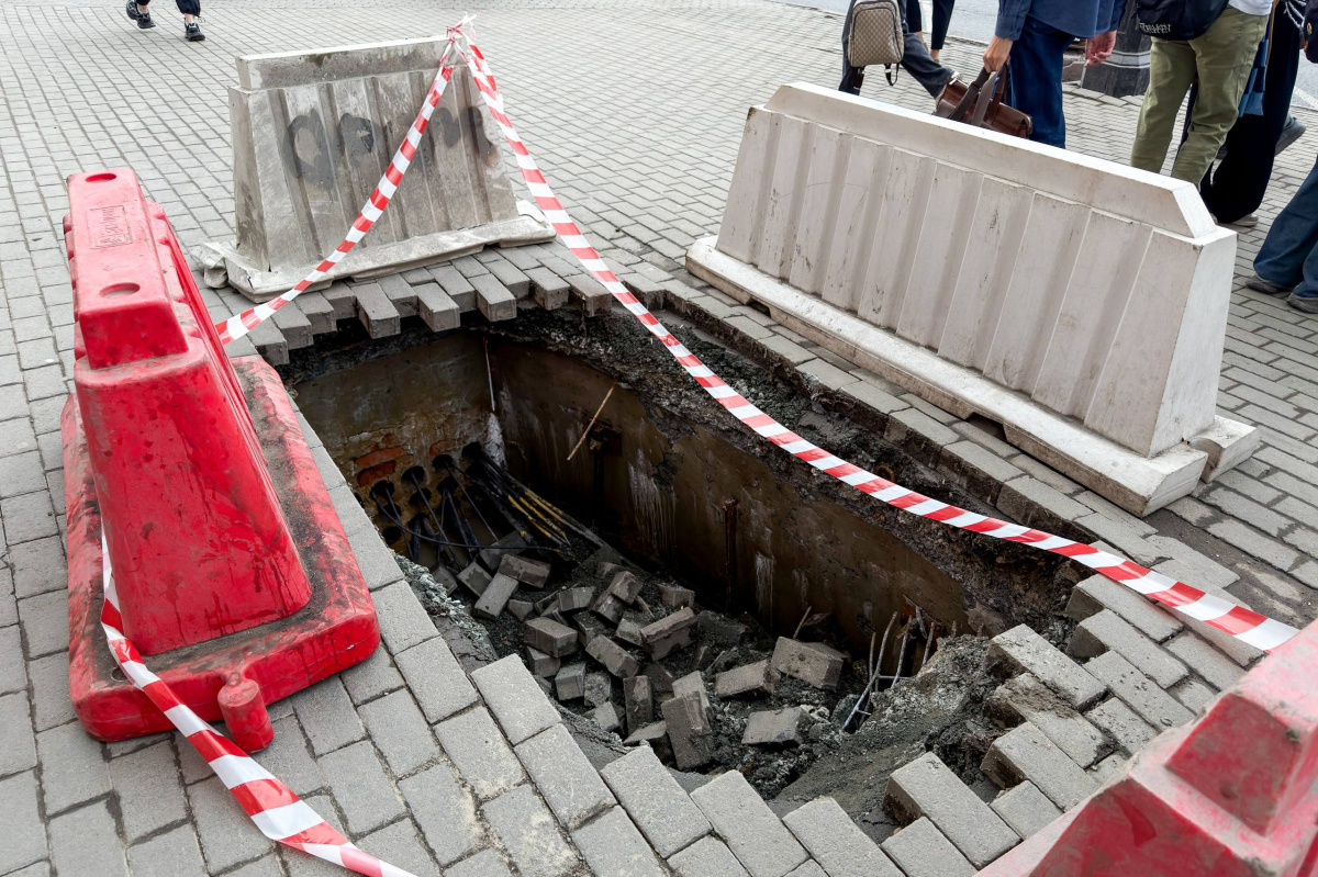 В центре Челябинска брусчатка опустилась ниже уровня дороги*